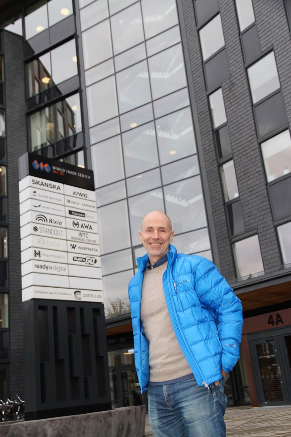 Jan Cserpes utanför Kvadrats kontor i World Trade Center, Växjö.